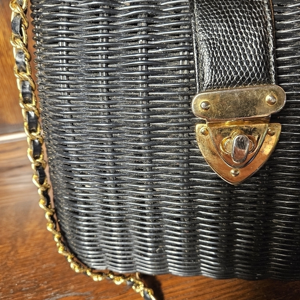 Vintage Black Basket weave shoulder bag. - Picture 12 of 15
